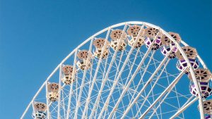 “发现chat人工智能免费入口：位置、特点、用途汇总”